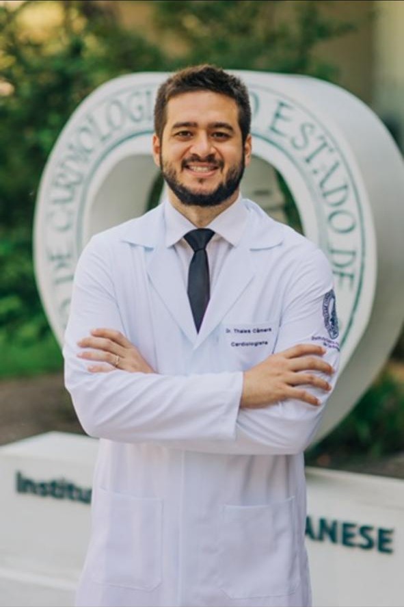 Dr. Thales Câmera em frente ao Instituto Dante Pazzanese